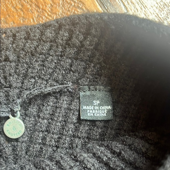 Knitted & Knotted Black Sweater with Patterned Sleeves - SP - Picture 2 of 7